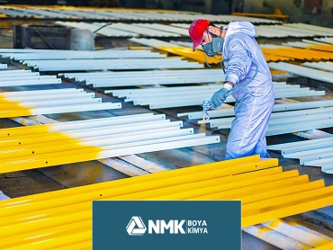Toz boya ve elektrostatik boyanın dayanıklılık, UV direnci, kimyasal ve darbe mukavemeti farklarını keşfedin. İç ve dış mekân uygulamaları için doğru boya seçimiyle uzun ömürlü ve estetik sonuçlar elde edin.